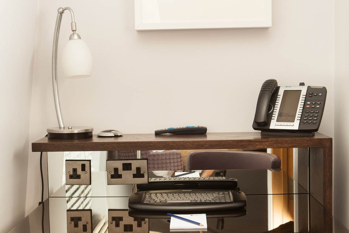 STANDARD DOUBLE ROOM IN PADDINGTON indigo-paddington-standard-double-room-desk.jpg