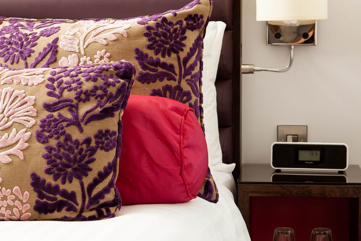 STANDARD COMPACT DOUBLE ROOM IN PADDINGTON indigo-paddington-standard-compact-double-pillows-2.jpg