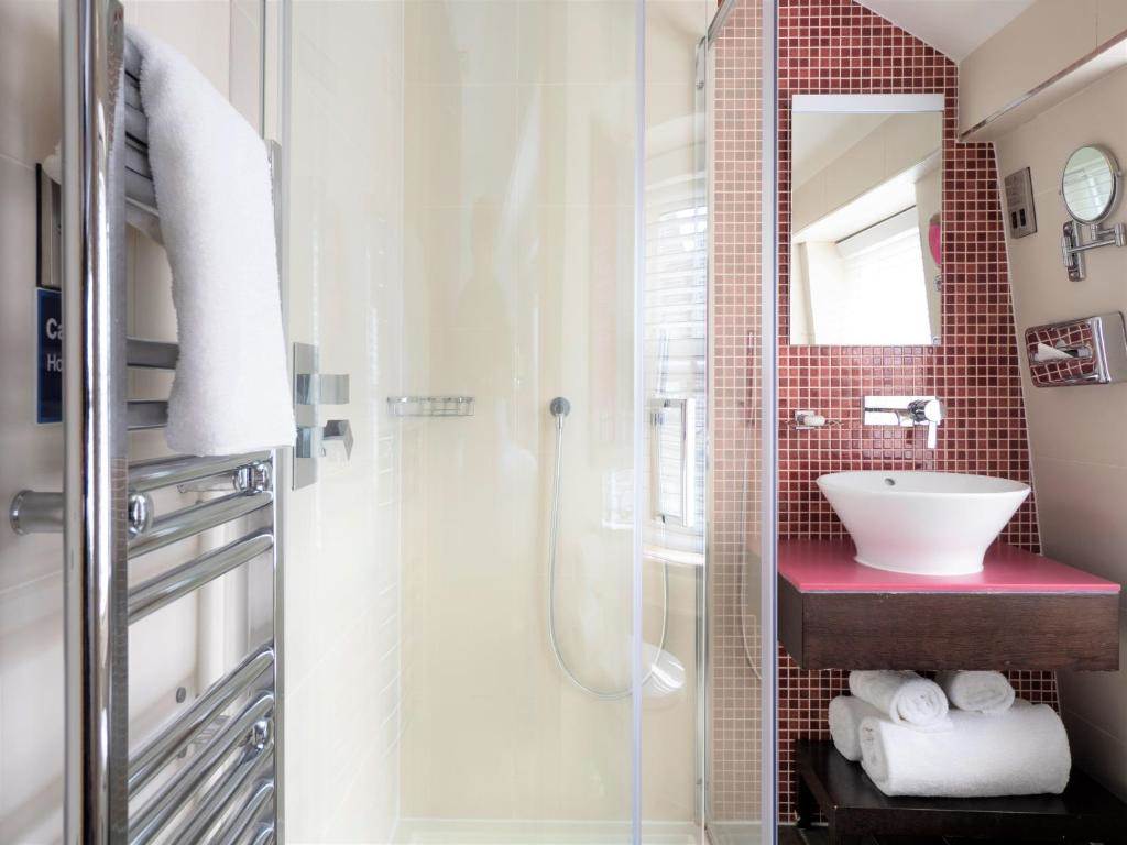 STANDARD COMPACT DOUBLE ROOM IN PADDINGTON standard-compact-double-room-bathroom.jpg