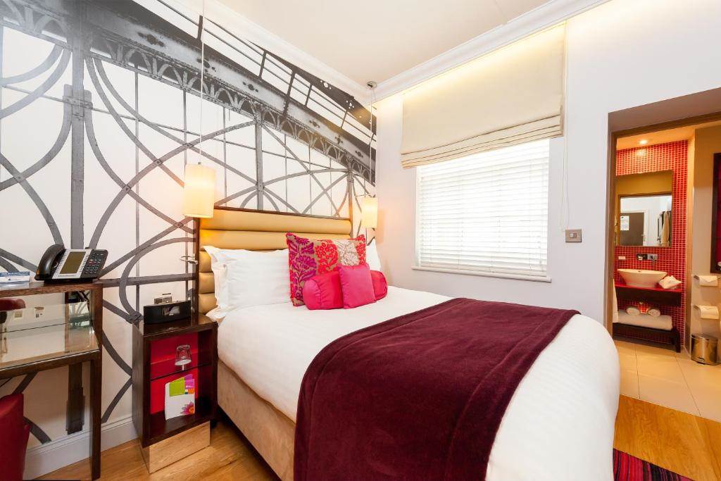 STANDARD COMPACT DOUBLE ROOM IN PADDINGTON standard-compact-double-room-red-theme.jpg