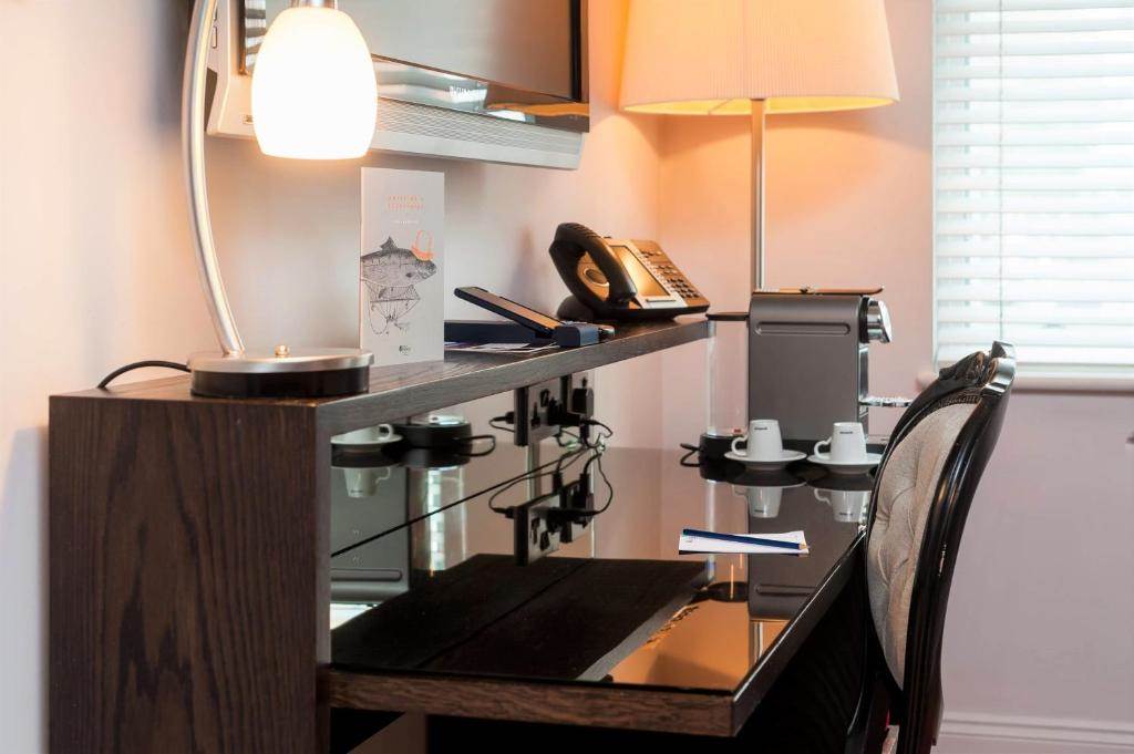 STANDARD COMPACT DOUBLE ROOM IN PADDINGTON standard-compact-double-room-table.jpg