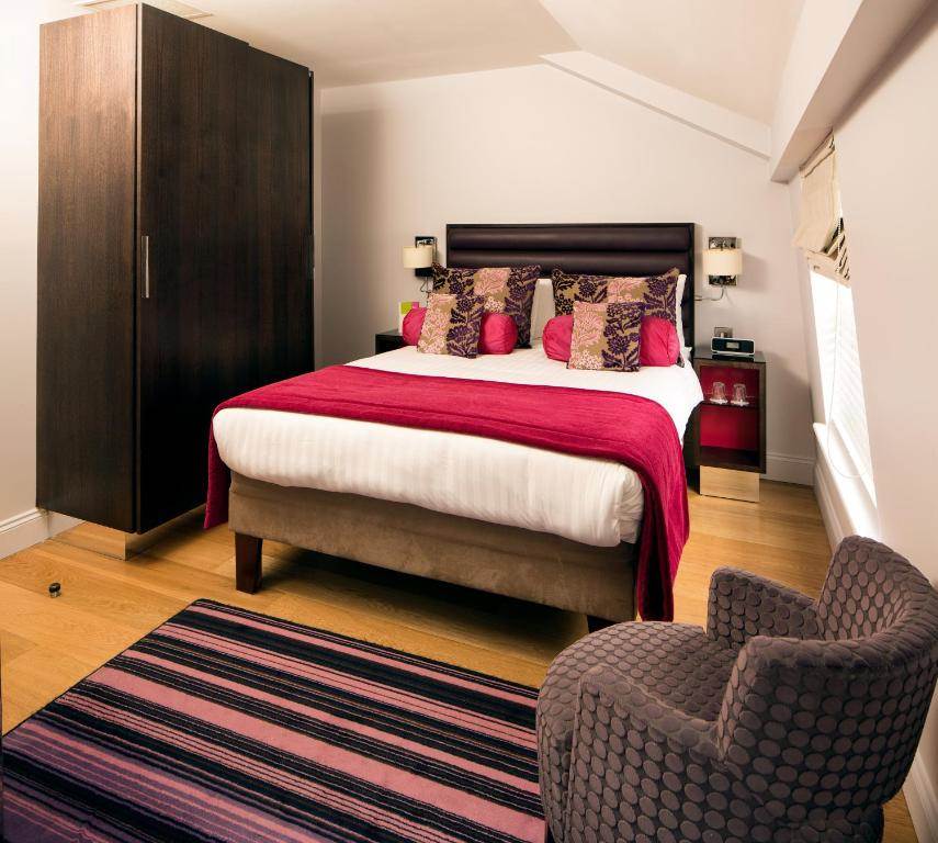 STANDARD QUEEN ROOM IN PADDINGTON standard-queen-bedroom-red-theme.jpg