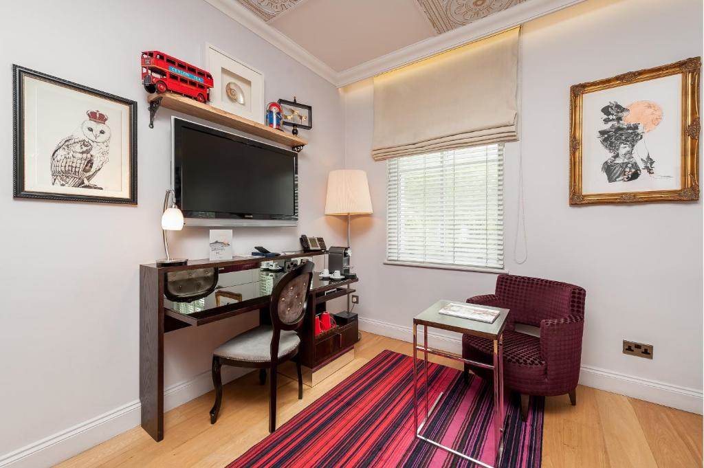 STANDARD QUEEN ROOM IN PADDINGTON standard-queen-bedroom-setting-area.jpg