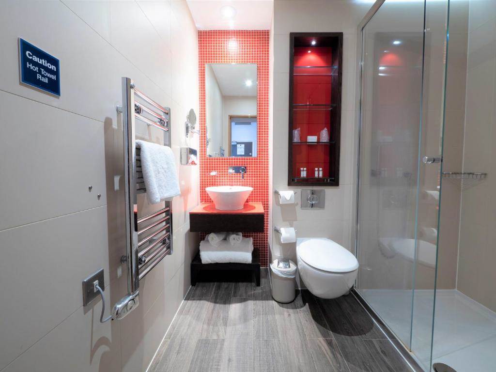 STANDARD QUEEN ROOM IN PADDINGTON standard-queen-room-bathroom.jpg