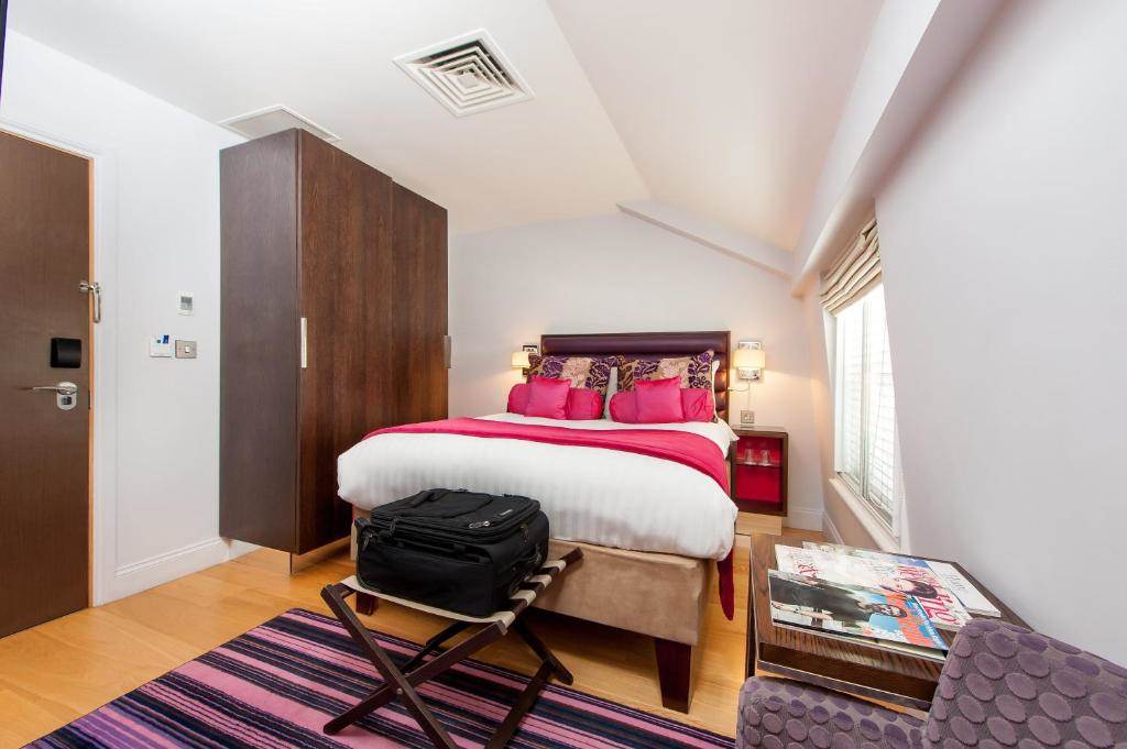 STANDARD QUEEN ROOM IN PADDINGTON standard-queen-room-red-theme-view.jpg