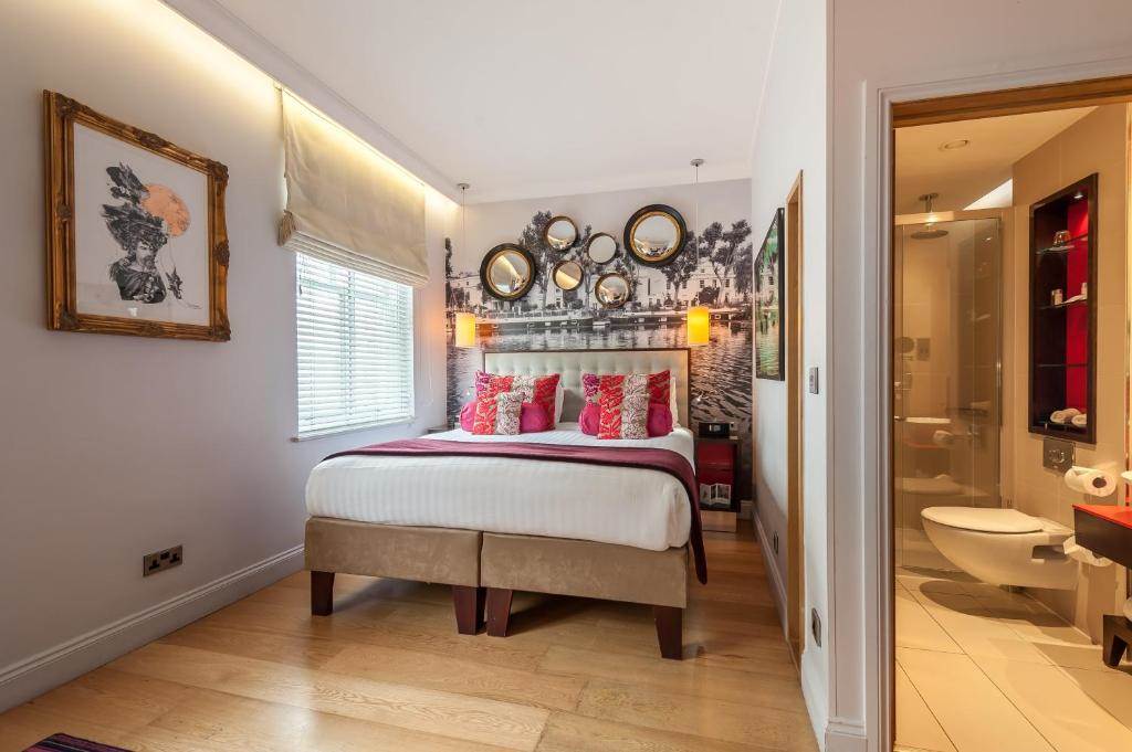 STANDARD QUEEN ROOM IN PADDINGTON standard-queen-room-view.jpg